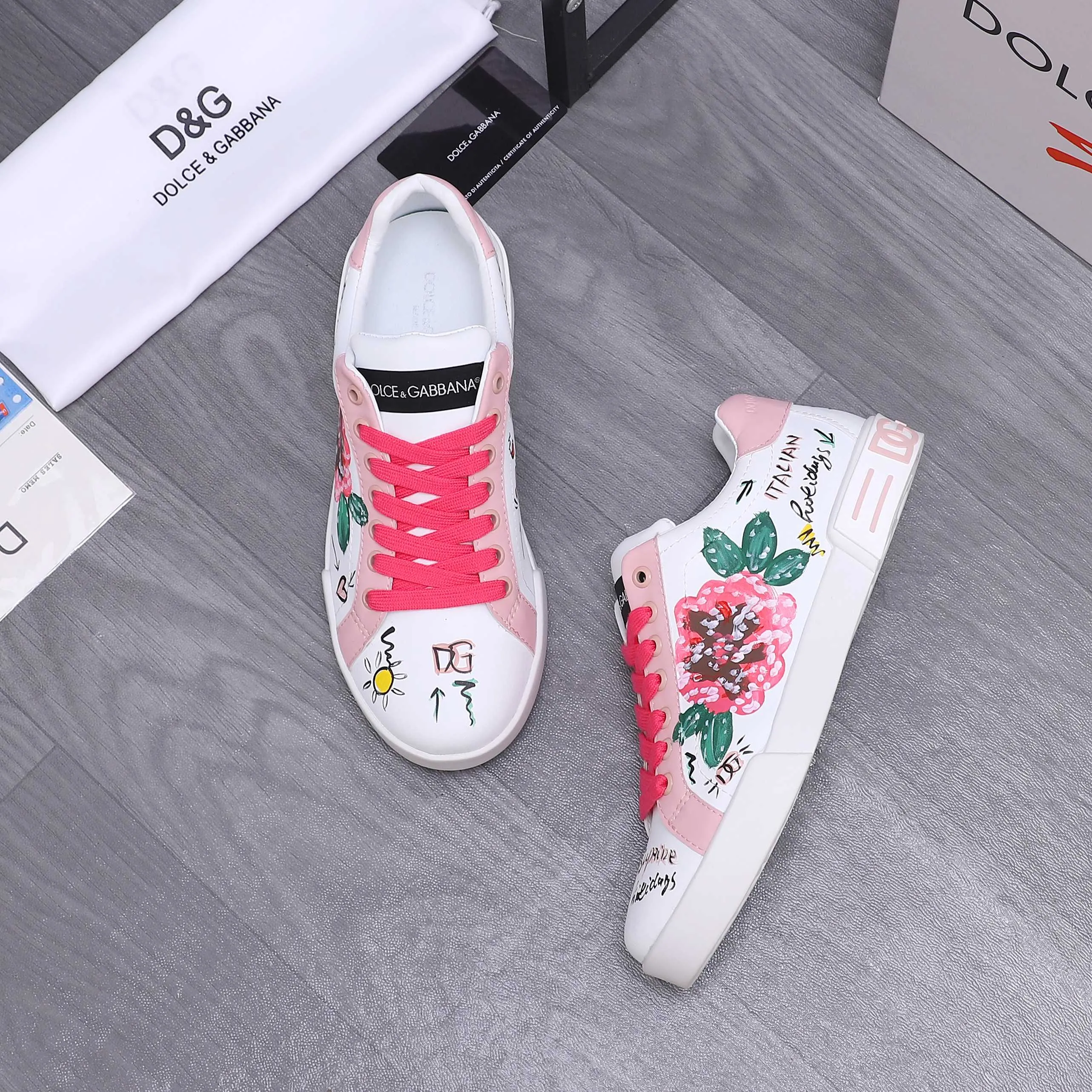 Men's shoes 💰480 Product trademark: DG (Dolce & Gabbana) couple's casual shoes Regular size: 35-46 (45.46 is custom-made and non-refundable) Product materials: Selected graffiti cowhide upper, leather lining, cowhide insole, original outsole